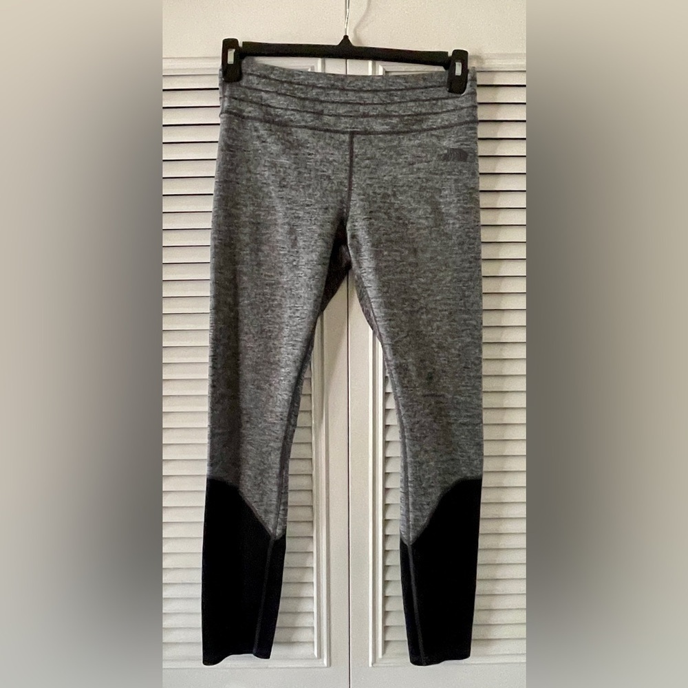 The North Face Heather Gray & Black Mesh Patterned Accent Leggings Size M